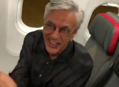 Fãs cantam 'Sozinho' para Caetano durante voo de Barcelona a Porto