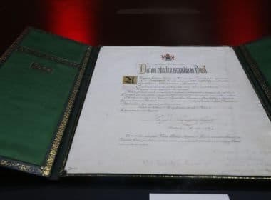 Itamaraty e bisneto da princesa Isabel dizem ter mesa original usada para assinar Lei Áurea