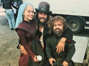 Emilia Clarke revela como copo apareceu em cena de 'Game of Thrones'