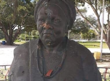 Homem vandaliza busto em homenagem a Mãe Gilda em Itapuã