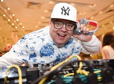 Tocado pelo DJ Zé Pedro, 'Karaokê da Véia' apresenta talentos baianos nas redes sociais