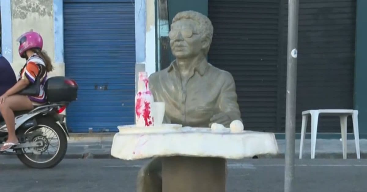 Após menos de 20 dias da inauguração, estátua de Reginaldo Rossi é vandalizada em Recife