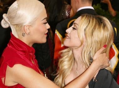 'Pediu para que eu me ajoelhasse', conta Rita Ora sobre encontro com Madonna