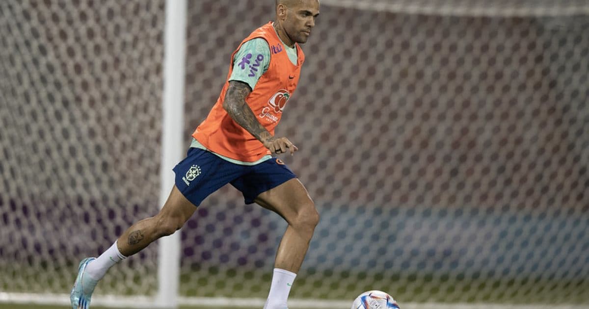 Meu Diário da Copa: Tite acerta ao colocar Daniel Alves de capitão contra Camarões