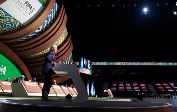 Gianni Infantino é reeleito presidente da Fifa até 2027 e pretende criar mais competições
