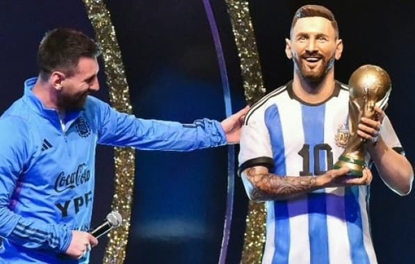 Messi ganha estátua em homenagem da Comnebol ao tri da Argentina; escultura será exposta junto com as de Pelé e Maradona