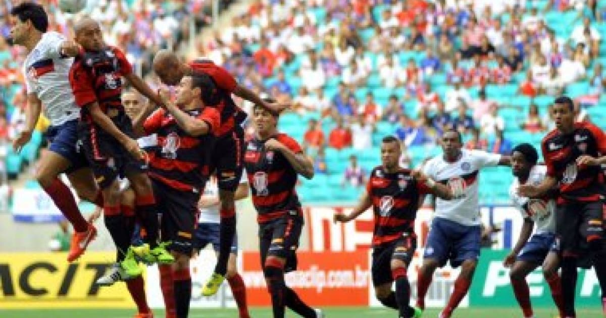 Jogadores de Bahia e Vitória disputam bola na área em jogo de inauguração da Fonte