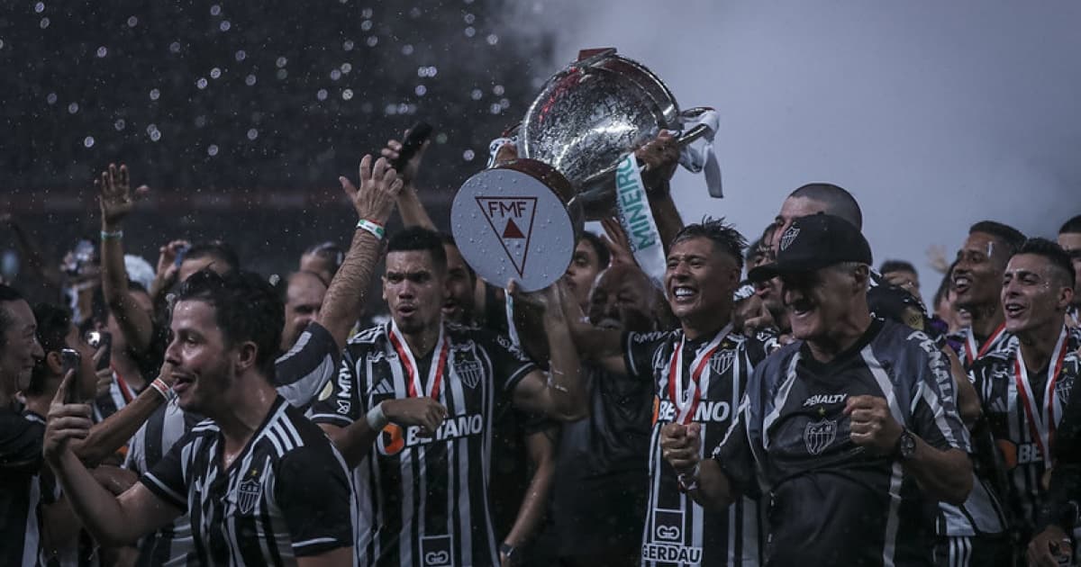 Jogadores do Atlético-MG levantam a taça do Campeonato Mineiro de 2023