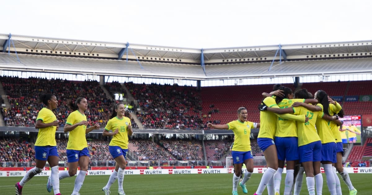Jogadoras da Seleção comemoram gol marcado sobre a Alemanha