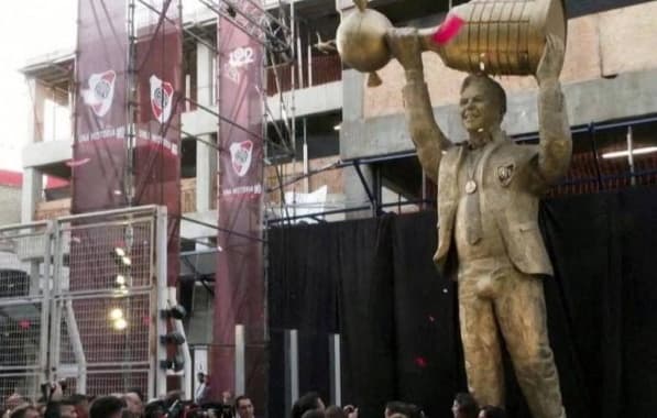 Estátua de Marcelo Gallardo chama atenção por detalhe inusitado: "faz parte da linguagem do futebol", diz artista 