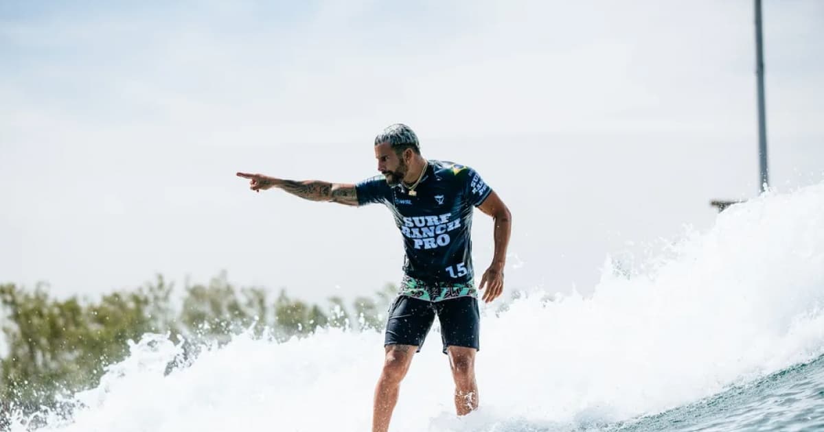 Italo Ferreira surfa na onda
