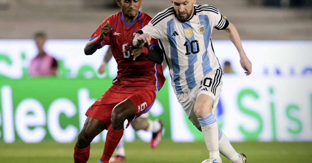 Messi passa pelo marcador durante jogo da Argentina