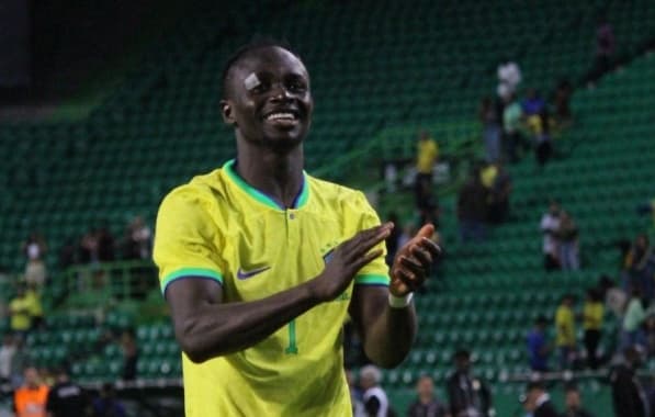 Vestido com a camisa do Brasil, Mané elogia Vinicius Junior após vitória do Senegal: "É um dos três melhores do mundo"