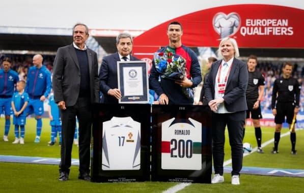 Primeiro jogador a atingir 200 jogos pela seleção, Cristiano Ronaldo recebe certificado do Guiness