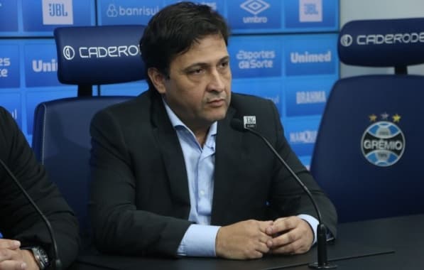 Presidente do Grêmio confirma que Suárez irá para Espanha tratar dores no joelho; data da viagem ainda será definida 