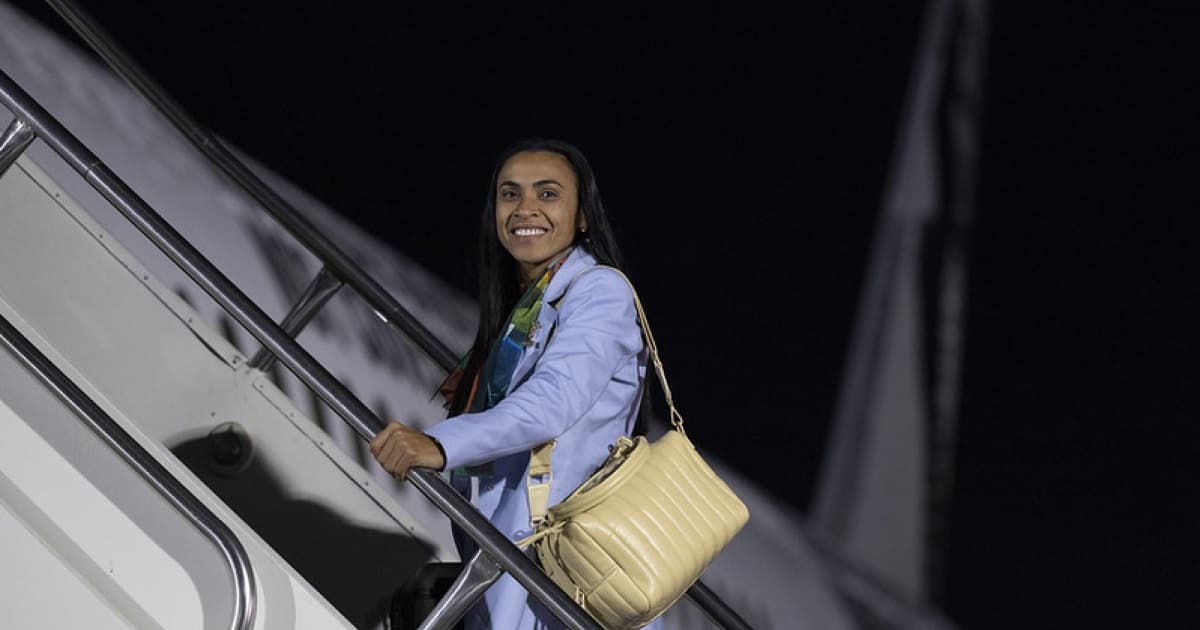Marta embarca no avião para a Austrália com a seleção brasileira