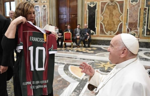 No Vaticano, Papa Francisco recebe uma camisa do Fluminense de Feira