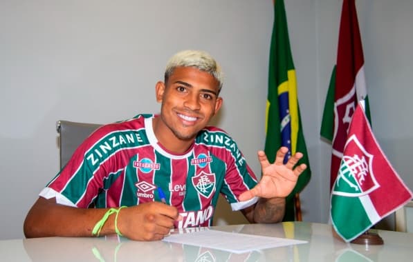 Fluminense renova contrato com o atacante John Kennedy