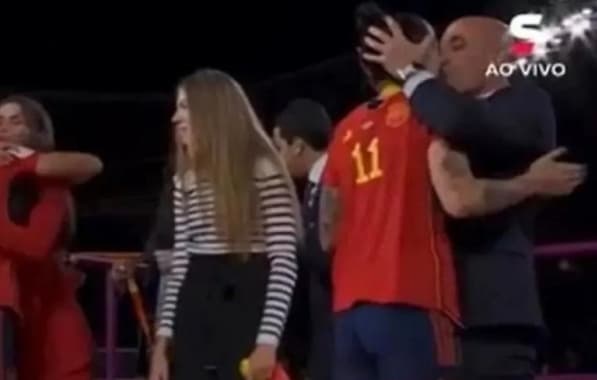 Fifa anuncia banimento de Luis Rubiales por beijo não consentido em Jenni Hermoso
