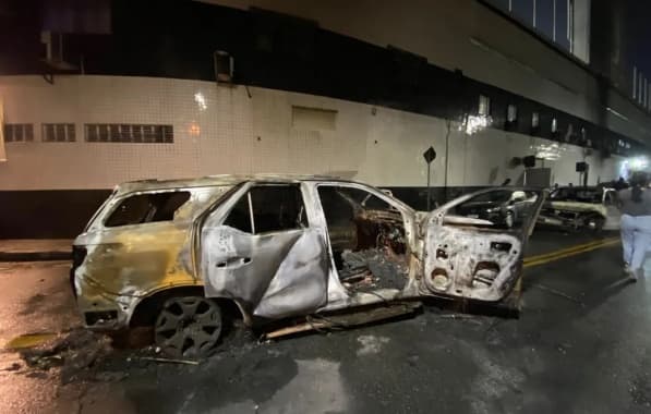 Após rebaixamento do Santos, carro do atacante Mendoza é incendiado no entorno da Vila Belmiro