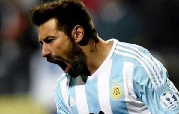 Ex-jogador da seleção argentina é hospitalizado com suspeita de esfaqueamento