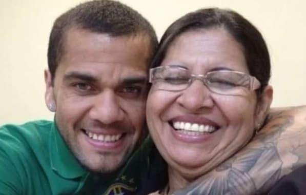 Após ter imagem divulgada, mulher que acusa Daniel Alves de estupro processará mãe do atleta 