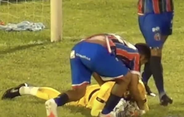 VÍDEO: Jogador do Maranhão comete pênalti bizarro ao comemorar defesa do goleiro