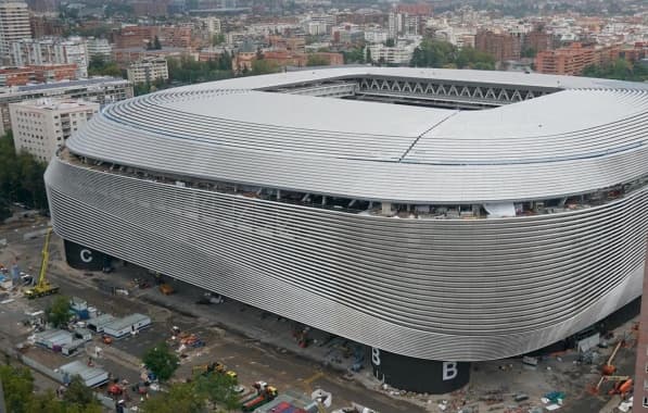 Em imagem polêmica, estrutura do estádio Santiago Bernabéu causa revolta dos torcedores do Real Madrid após reforma	
