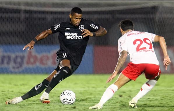 Atacante do Botafogo ironiza marcação de Juninho Capixaba: "Realmente fiquei muito longe"