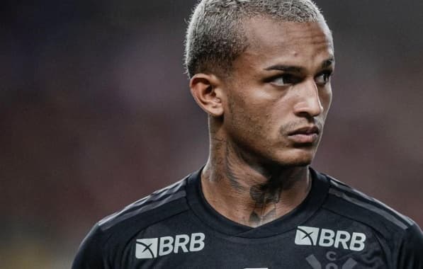 Acusado de agredir empresário, lateral do Flamengo presta depoimento e dá sua versão sobre ocorrido