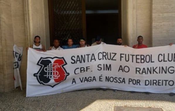 Torcedores do Santa Cruz protestam contra o STJD e pedem entrada do clube na Série D de 2024