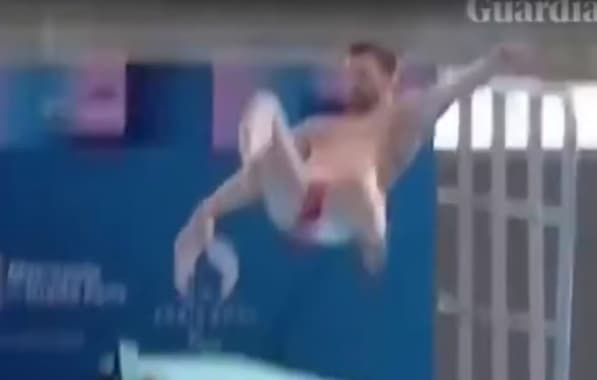 VÍDEO: Saltador francês cai de trampolim durante cerimônia de inauguração do parque aquático de Paris 2024
