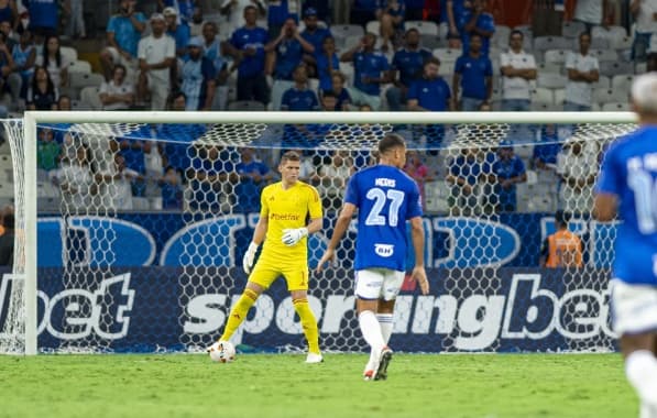 Torcida do Cruzeiro xinga goleiro e chama time de pipoqueiro após sofrer empate vencendo por 3 a 0