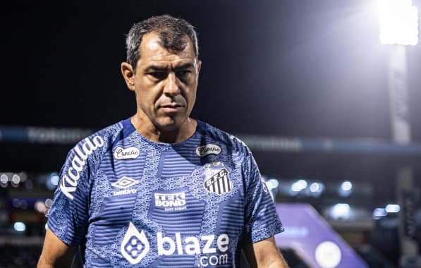 Vasco estuda proposta para tirar o técnico Fabio Carille do Santos, diz site