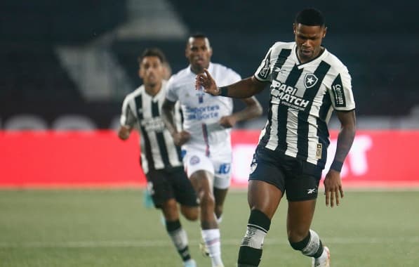 Em tom de ironia, Junior Santos reclama de gol anulado contra o Bahia: "Meu jogador tomou bomba no braço?"