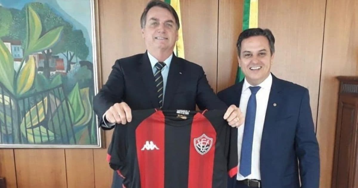 Presidente Bolsonaro é presenteado com a camisa do Vitória por deputado gaúcho