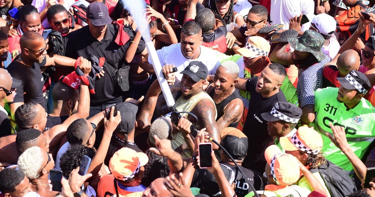 VÍDEO: Oh Polêmico “vai para galera” durante festa do Vitória na Barra neste domingo