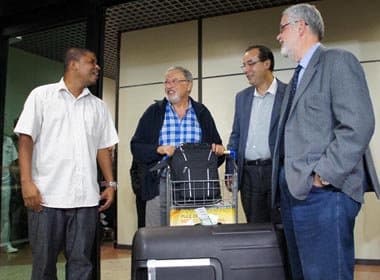 Cinquenta médicos cubanos desembarcam em Salvador neste domingo