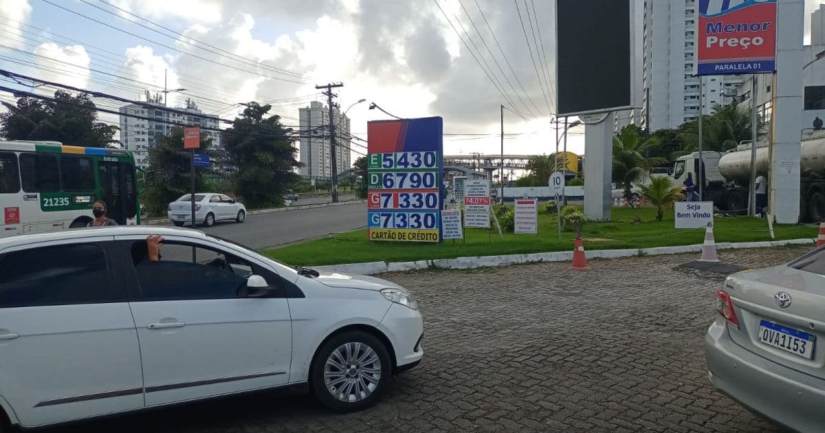 Gasolina cairá R$ 1,55 por litro com cortes de impostos, diz governo