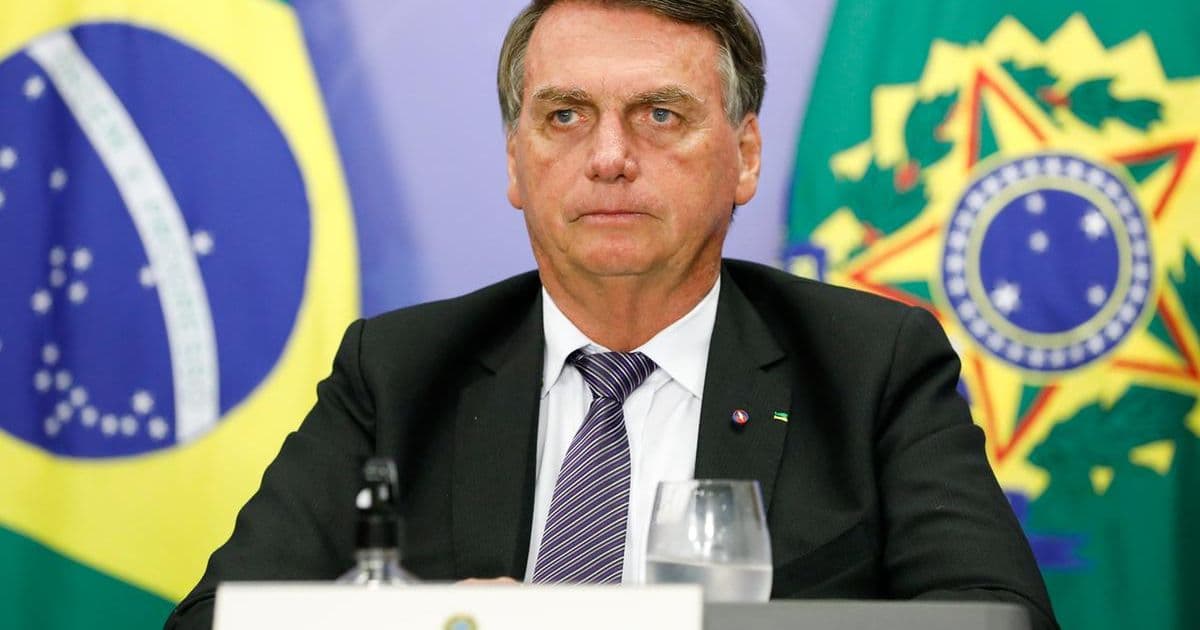 Bolsonaro faz campanha em rodovia e diz que respeitará resultado se não for reeleito