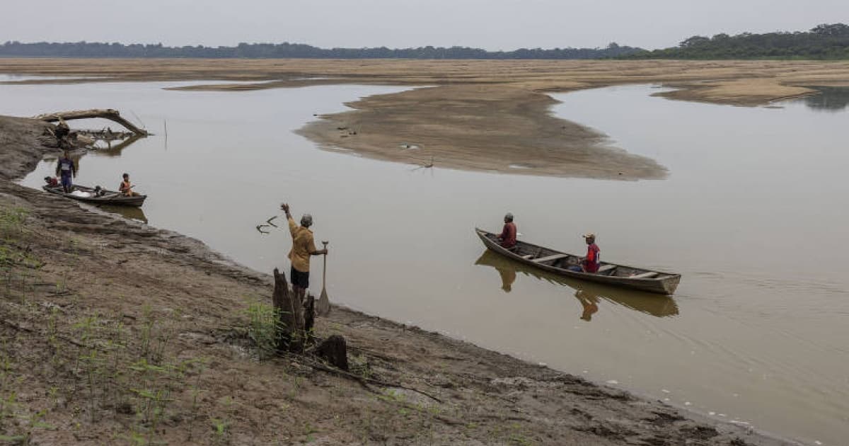 Rio Solimões vira deserto e indígenas adoecem bebendo água contaminada