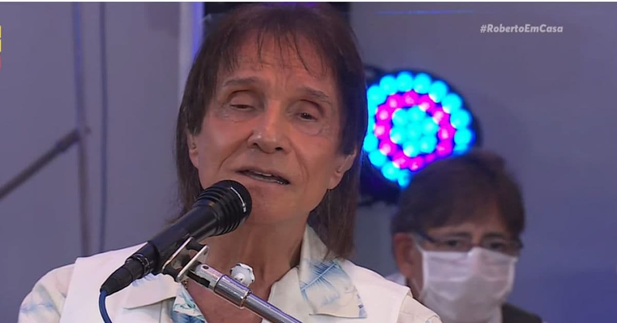 Live de Dia das Mães de Roberto Carlos tem rosa 3D e bronca sobre quarentena