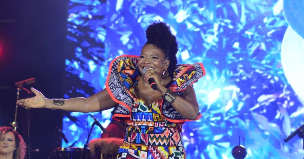 Aos gritos de “Ministra”, Margareth Menezes se emociona em show no Festival de Verão 