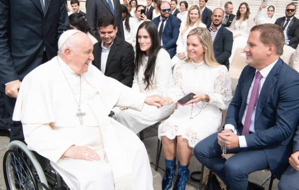 Em visita a Roma, André e Bruna Godinho participam de evento jurídico e recebem bênção do Papa