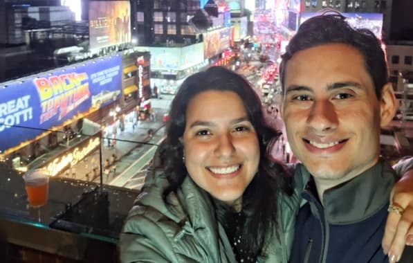 Editora do Bahia Notícias, Rebeca Menezes comemora noivado com viagem aos EUA
