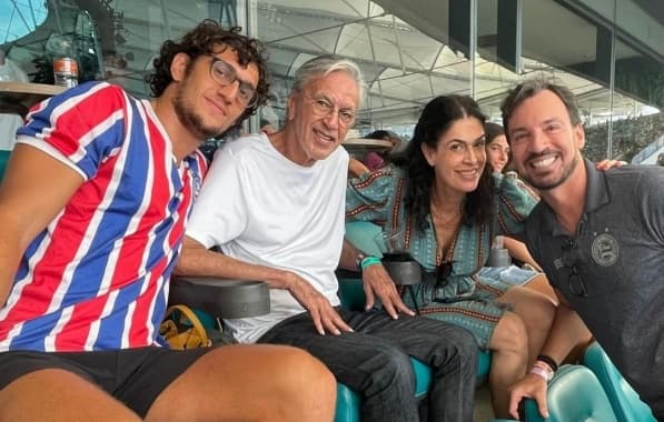 Caetano Veloso assiste jogo do Bahia ao lado da família na Arena Fonte Nova 