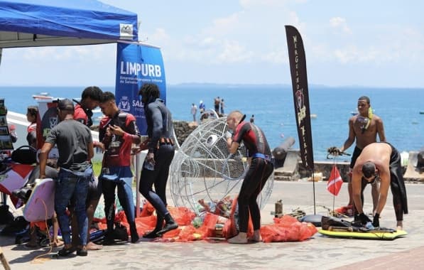 Mutirão com mergulhadores retira lixo no mar do Porto da Barra