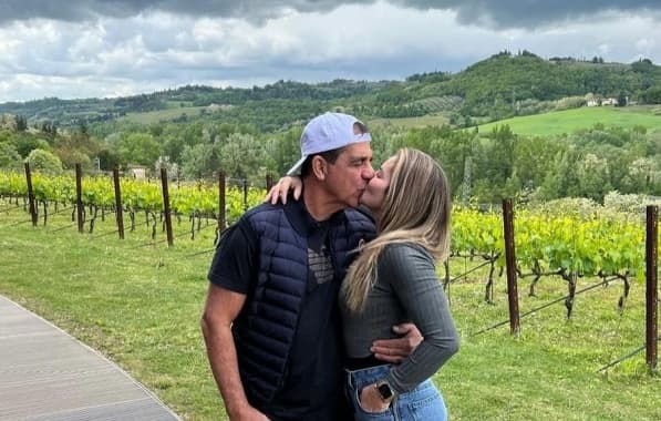  Durval Lelys compartilha momentos na Itália ao lado da esposa 