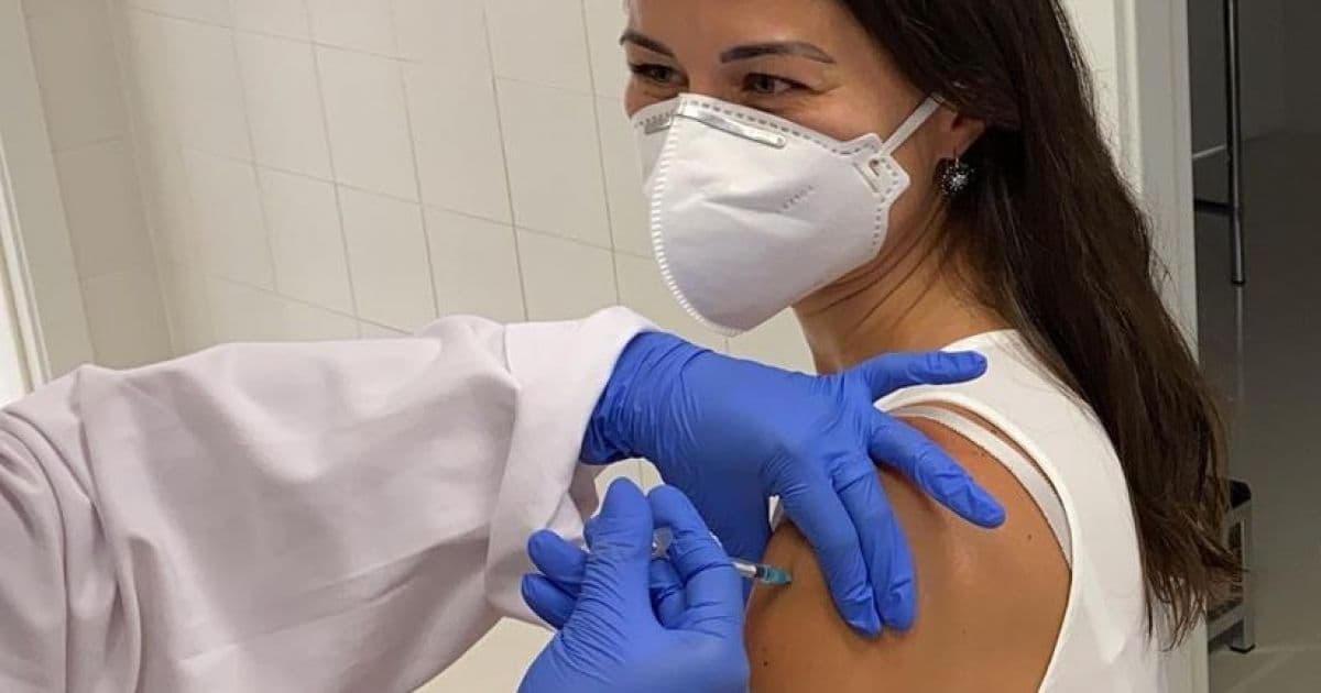 Jessica Senra recebe dose da vacina contra a Covid-19 na Espanha: 'TBT especial'