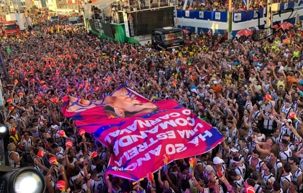 Foliões abrem bandeira na Barra em homenagem aos 20 anos de carreira de Claudia Leitte